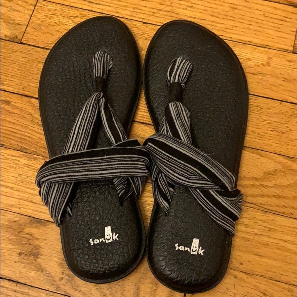 Sanuk yoga sandals